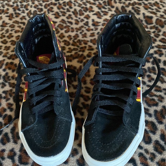 VANS SK8-HI Harry Potter Gryffindor, Mens- 4/ Womens 5.5 - Picture 2 of 4
